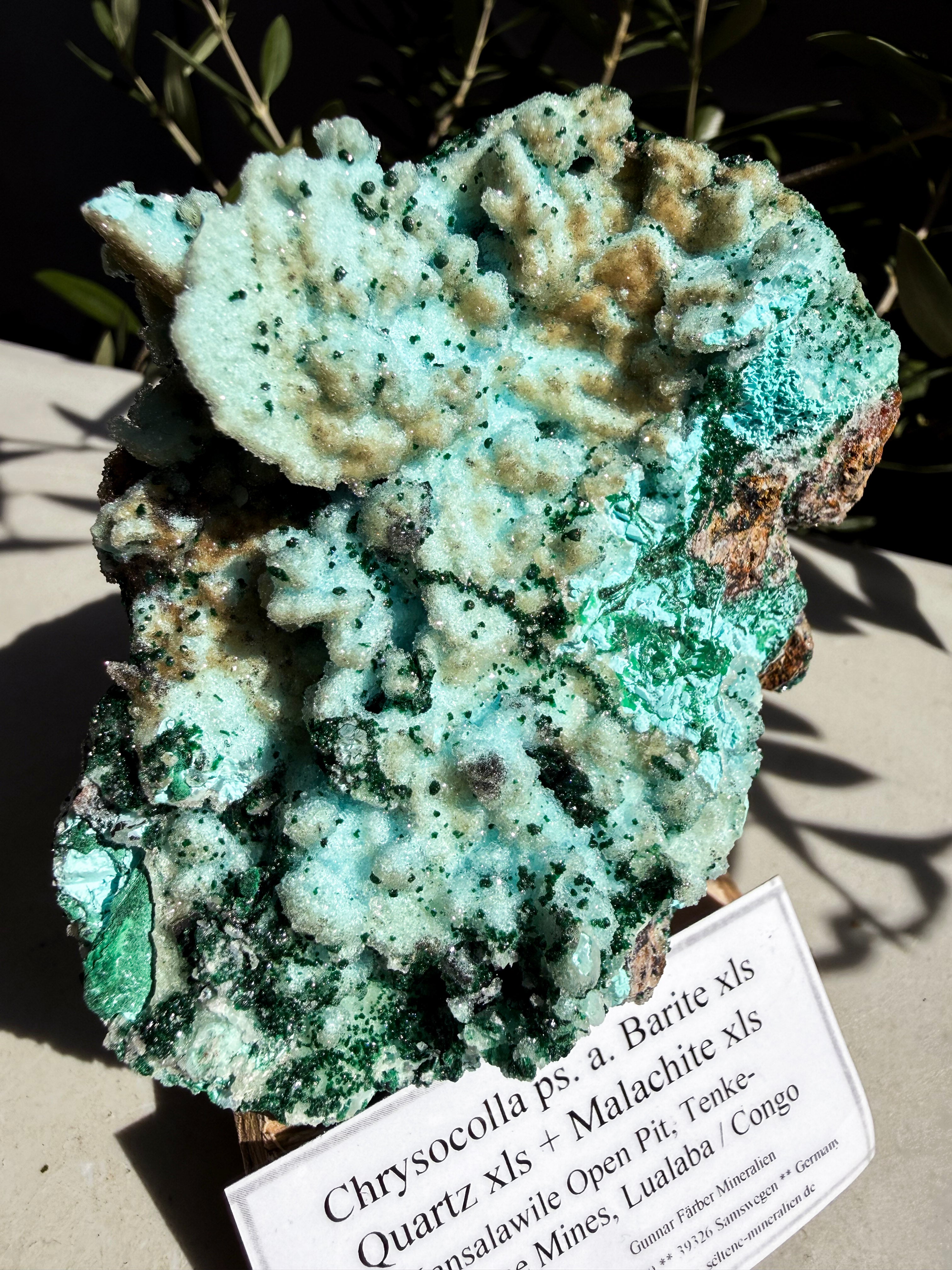 close up of Chrysocolla, Barite, Quartz, Malachite 