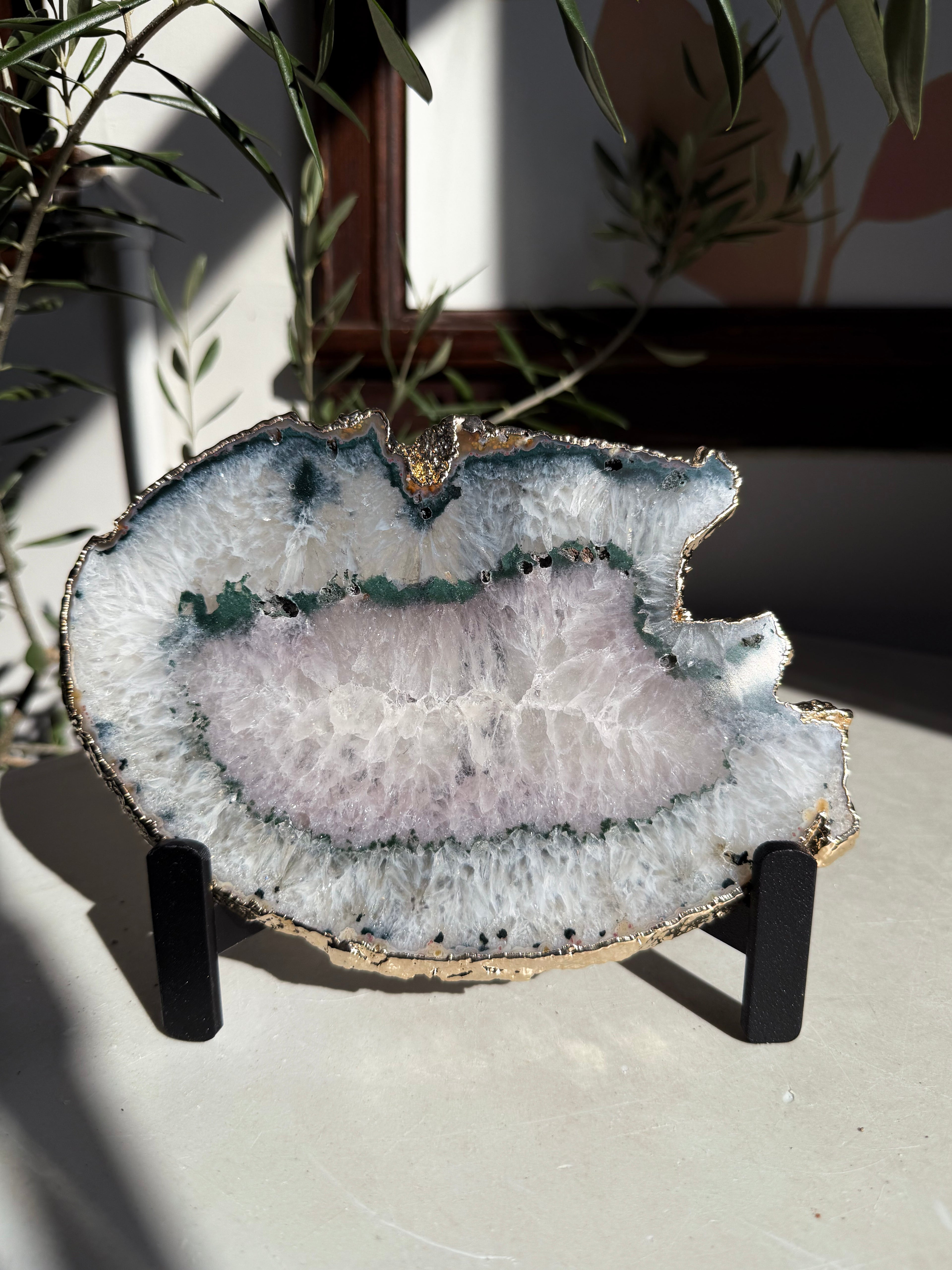 agate slice with green and light amethyst center on stand