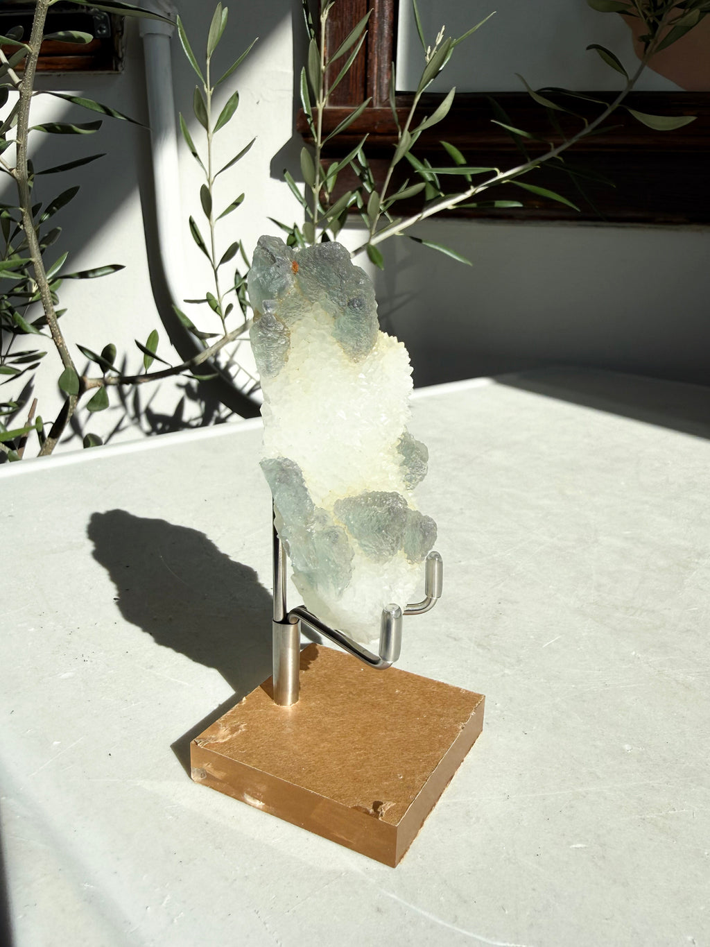 chinese fluorite and quartz on marble counter