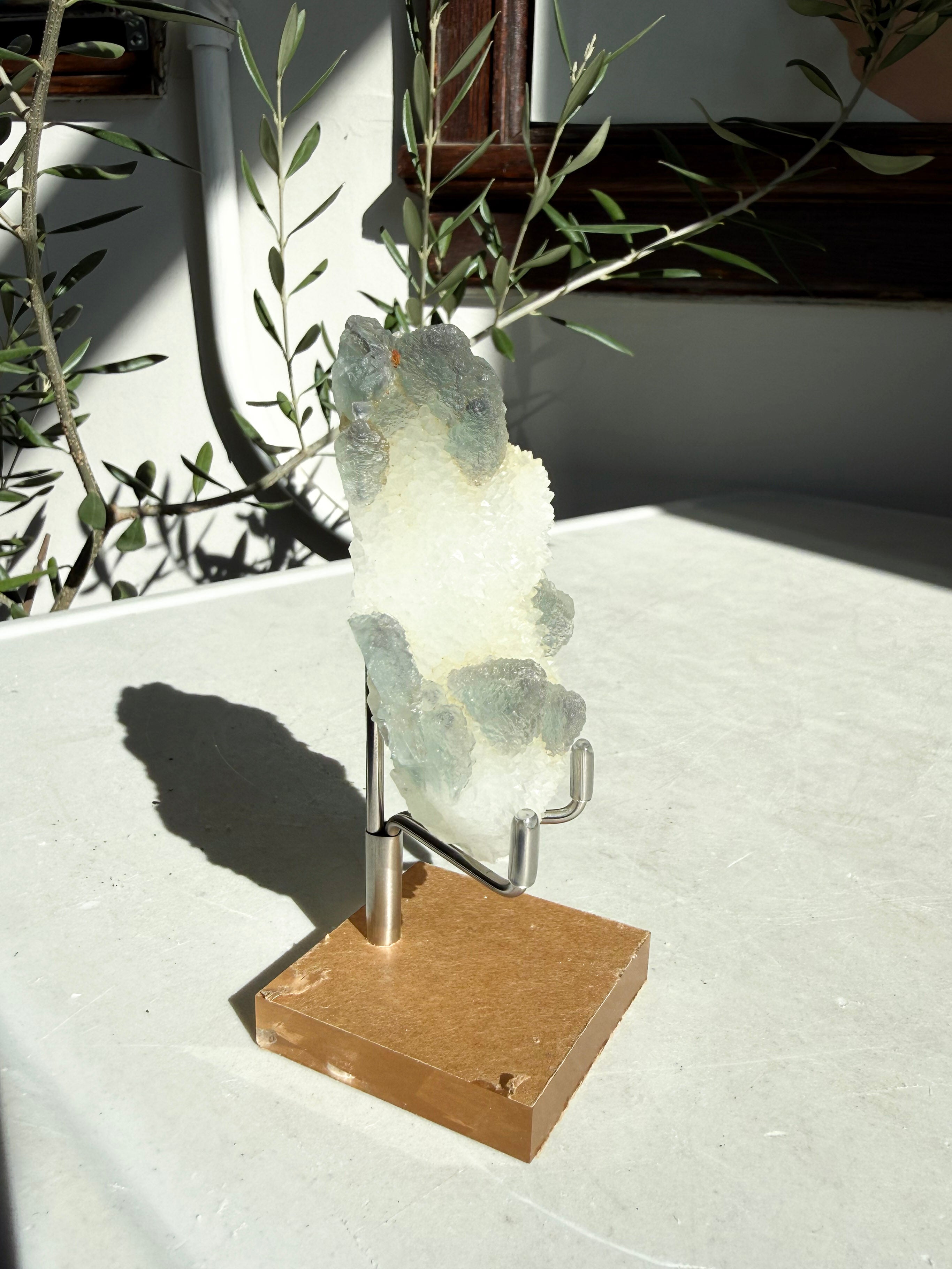 chinese fluorite and quartz on marble counter