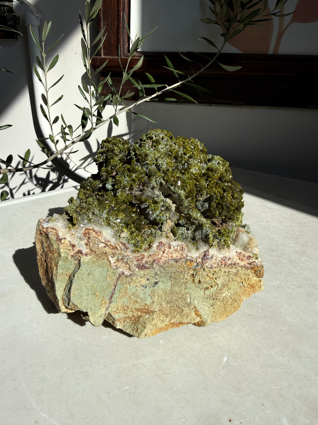 statement epidote and quartz on counter